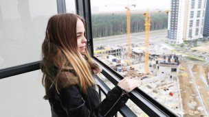 Девушка на балконе новой квартиры