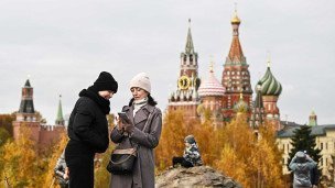 Отдых горожан в центре Москвы. На дальнем плане – храма Василия Блаженного на Красной площади