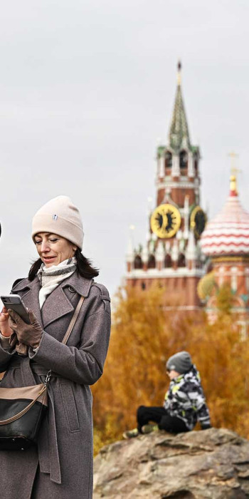Отдых горожан в центре Москвы. На дальнем плане – храма Василия Блаженного на Красной площади