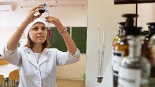 Студентка на занятии в медицинском вузе