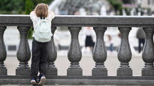 Ребенок один в парке