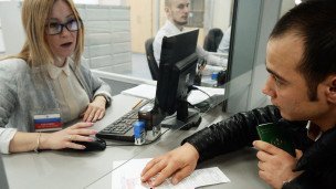 Иностранный гражданин на приеме в миграционном центре