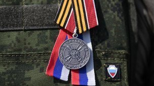 Medal'-"Za khrabrost'"-II-stepeni-na-voyennoy-forme.