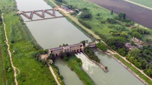 Магистральный канал и гидроузел оросительной системы 