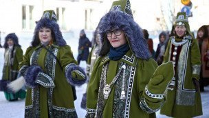Участницы шествия мастеров народного промысла в национальных костюмах саха таҥаһа