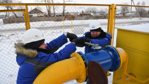Сотрудники газовой службы устанавливают газовое оборудование в деревне
