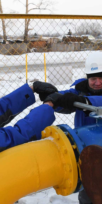 Сотрудники газовой службы устанавливают газовое оборудование в деревне