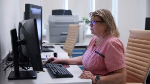 Врачь за компьютером в поликлинике