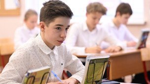 Ученик на уроке в школе