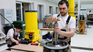 Рабочий в цехе машиностроительного предприятия