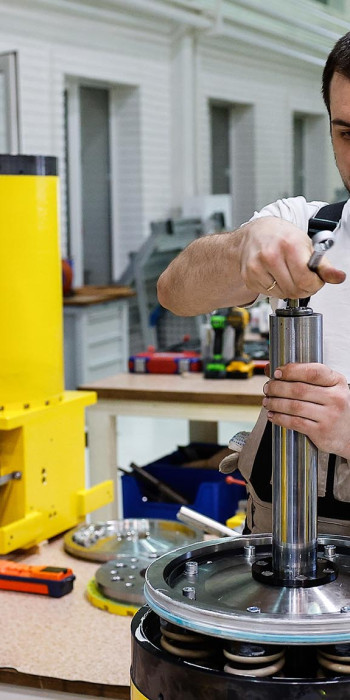 Рабочий в цехе машиностроительного предприятия