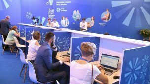 Посетители стенда "Моя работа" на выставке инновационных социальных проектов 