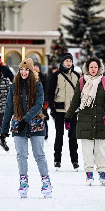 Горожане катаются на коньках