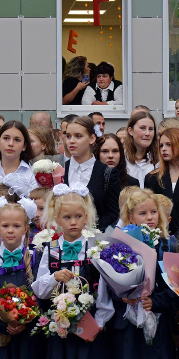 Первоклассники на торжественной линейке