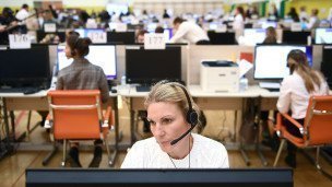 Операторы колл-центра на переднем плане женщина в наушниках