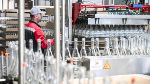 В цехе розлива игристых вин