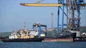 Сухогруз в акватории порта Мариуполя