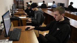 Школьники за компьютерами в классе