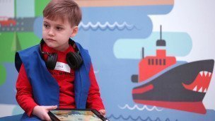 Ребенок с планшетом в руках