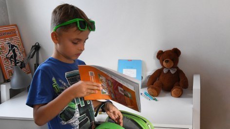 Trеt'yeklassnik-sobirayet-tetradi-v-ryukzak