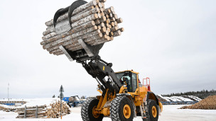Погрузчик перевозит древесину 