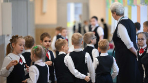 Ученики в коридоре во время перемены в школе