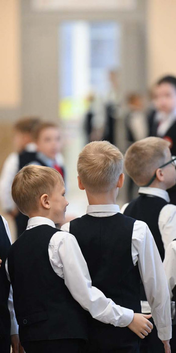 Ученики в коридоре во время перемены в школе