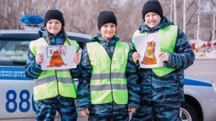Школьники на уроке посвященном детской безопасности на дорогах