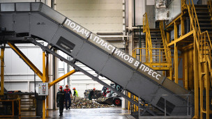 Подача пластиков в пресс 