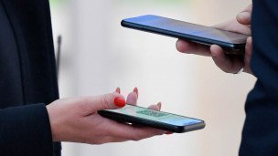 Крупный план смартфоны в руках двух людей