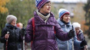 Женщины во время скандинавской ходьбы