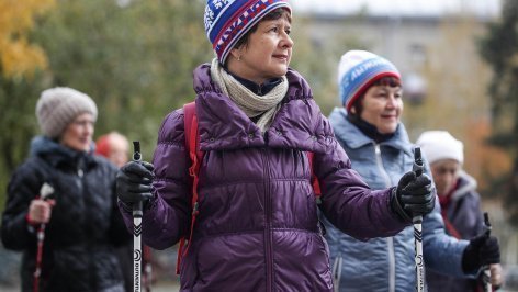 Женщины во время скандинавской ходьбы