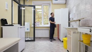 Фельдшер в новом кабинете первичного осмотра
