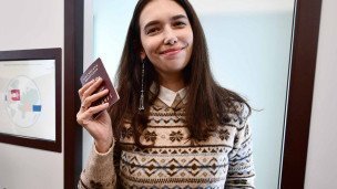 Девушка с паспортом в руках