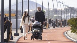 Семья с коляской на одной из улиц города