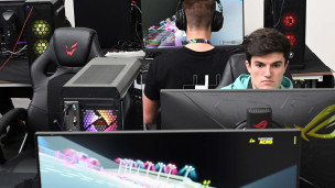 Подростки за мониторами 