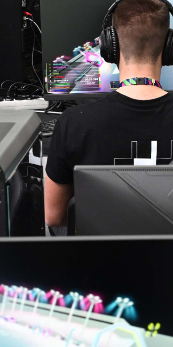 Подростки за мониторами 