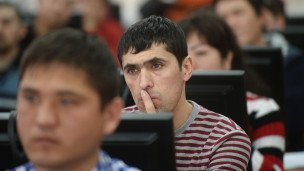 Inostrannyye-grazhdane-prokhodyat-elektronnoye-testirovaniye-na-znaniye-russkogo-yazyka