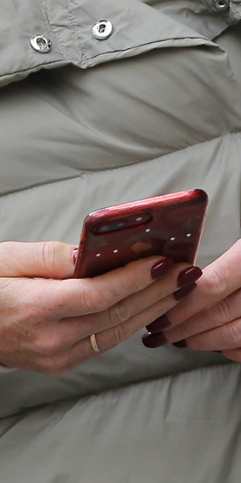 Телефон в руках