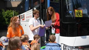 Dеti -sadyatsya-v-avtobus-pered-ot"yezdom-v-letniye-lagerya