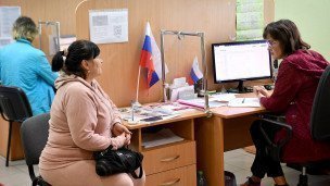 Sotrudnitsa-i-posetitel'nitsa-vo-vremya-priyema