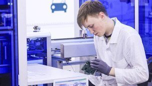 Инженер-разработчик проекта во время работы