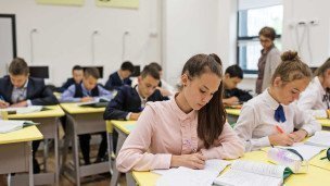 Учащиеся на уроке в школе