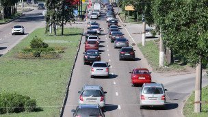 Автомобили на въезде в город