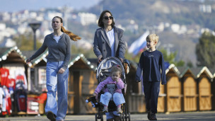 женщина с тремя детьми на прогулке