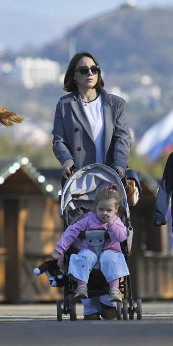 женщина с тремя детьми на прогулке