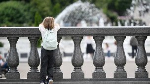 Ребенок в парке у фонтана