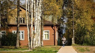 дачный дом загородом осенью