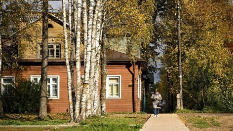 дачный дом загородом осенью