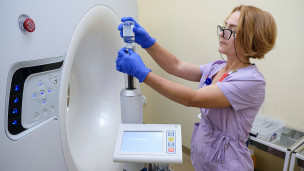 Сотрудница настраивает аппарат 